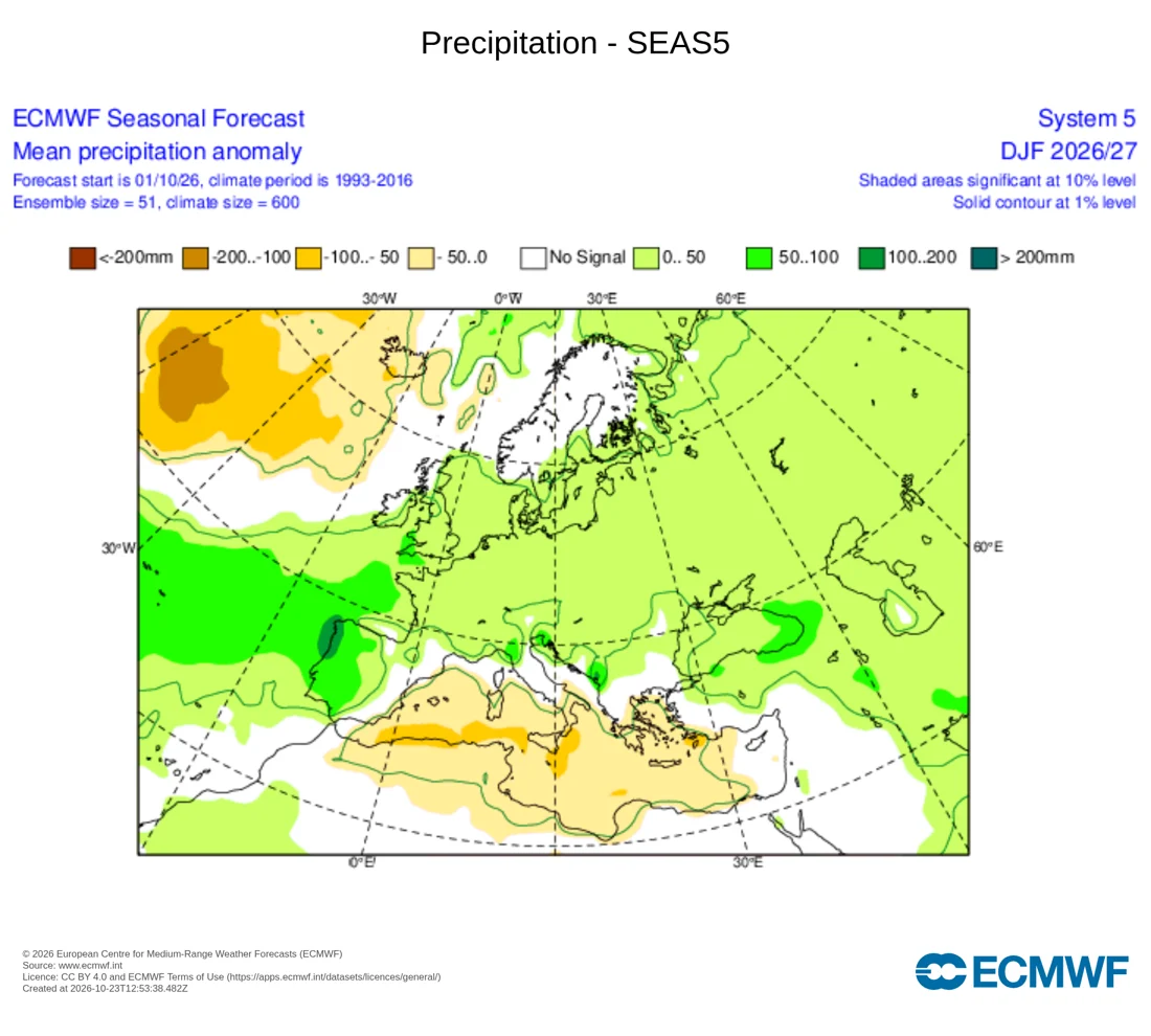 Mapa Evropy: odchylka srážek v prosinci až únoru 2026/27 podle ECMWF. Střední Evropa světle zeleně, mírně víc srážek než obvykle.